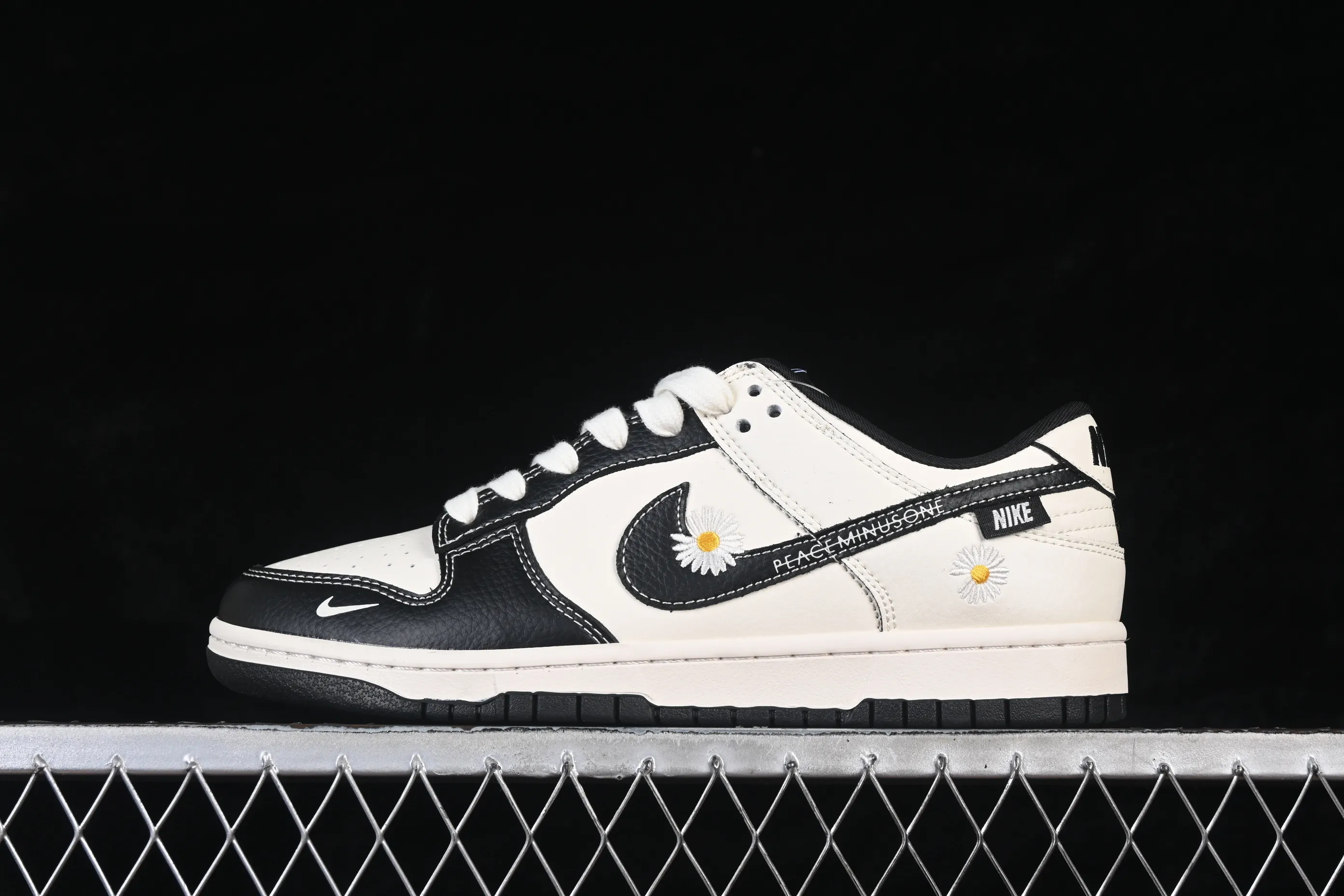 All categories Nk SB Dunk Series Nk SB Dunk Low High-end customized low-top sneakers Nike SB Dunk Low Little Daisy co-branded White and black daisy embroidery High-end customized low-top casual sneakers XD1588-245